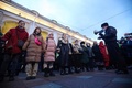 ロシア・サンクトペテルブルクで、反戦デモ参加者に対し拡声器で呼び掛けを行う警察官（2022年2月24日撮影）。(c)Sergei MIKHAILICHENKO / AFP