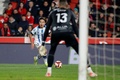 サッカースペイン国王杯準決勝第1戦、マジョルカ対レアル・ソシエダ。ボールを運ぶレアル・ソシエダの久保建英（奥、2024年2月6日撮影）。(c)JAIME REINA / AFP