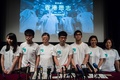 香港で、新政党「香港衆志（デモシスト）」結成を発表する民主派学生リーダーの黄之鋒（ジョシュア・ウォン）さん（左から2人目）ら（2016年4月10日撮影）。(c)AFP/ANTHONY WALLACE