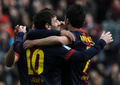 12-13スペイン1部リーグ第23節、FCバルセロナ（FC Barcelona）対ヘタフェ（Getafe CF）。前半13分にチーム2得点目を挙げ、チームメイトに祝福されるFCバルセロナのリオネル・メッシ（Lionel Messi、2013年2月10日撮影）。(c)AFP/LLUIS GENE