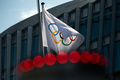 国際オリンピック委員会（IOC）本部に掲げられた五輪旗（2021年3月8日撮影）。(c)Fabrice COFFRINI / AFP