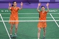パリ五輪、バドミントン女子ダブルス準々決勝。勝利を喜ぶ松山奈未（左）/志田千陽組（2024年8月1日撮影）。(c)ARUN SANKAR / AFP