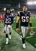 試合後、フィールドを去るペイトリオッツのLBジュニア・セアウ（%%Junior Seau%%、右）とCBアサンテ・サミュエル（%%Asante Samuel%%）。(c)AFP/Getty Images/Harry How