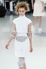 フランス・パリ市内で発表された「シャネル（CHANEL）」14年春夏オートクチュールコレクション（2014年1月21日撮影）。(c)AFP/PATRICK KOVARIK