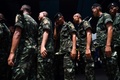 タイの首都バンコクの投票所で、票を投じるために列をつくる兵士ら（2019年3月24日撮影）。(c)AFP/Lillian SUWANRUMPHA