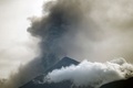 噴煙を上げる中米グアテマラのフエゴ山（2021年9月23日撮影）。(c)Johan ORDONEZ / AFP