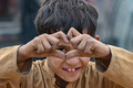 カメラに向かってポーズを取るアフガニスタン難民の少年。アフガニスタン難民が収容されたパキスタン・ランディコタルの施設で（2023年11月1日撮影）。(c)Farooq Naeem / AFP