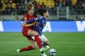 サッカー女子W杯オーストラリア・ニュージーランド大会、グループC、日本対スペイン。ボールを競る猶本光（右）とスペインのイレーネ・パレデス（2023年7月31日撮影）。(c)Marty MELVILLE / AFP