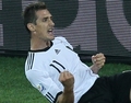 2010年サッカーW杯南アフリカ大会（%%2010 World Cup%%）1次リーグD組、ドイツ対オーストラリア。試合はドイツが4-0で快勝した。写真は前半26分にチームの2点目を決めて喜ぶドイツのミロスラフ・クローゼ（%%Miroslav Klose%%）。（2010年6月13日）(c)AFP/KARIM JAAFAR