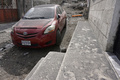グアテマラのパカヤ山から噴出した火山灰に覆われる車（2021年2月9日撮影）。(c)Johan ORDONEZ / AFP