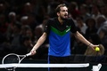 男子テニス、パリ・マスターズ、シングルス2回戦。主審に抗議するダニール・メドベージェフ（2023年11月1日撮影）。(c)JULIEN DE ROSA / AFP
