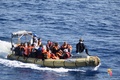 リビア沖の地中海で起きた移民船転覆の現場で進められる救助活動の様子。イタリア海軍公開（2016年5月25日提供）。(c)AFP/MARINA MILITARE