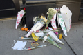 俳優ヒース・レジャー（Heath Ledger）さんの遺体が発見されたニューヨーク（New York）のアパート前に置かれた花束（2008年1月23日撮影）。(c)AFP/Getty Images/Scott Gries