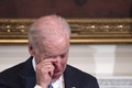 米ホワイトハウスでバラク・オバマ大統領から大統領自由勲章を授与され、涙ぐむジョー・バイデン副大統領（2017年1月12日撮影）。(c)AFP/NICHOLAS KAMM