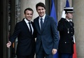 仏パリのエリゼ宮（大統領府）に到着したカナダのジャスティン・トルドー首相（右）を迎えるエマニュエル・マクロン仏大統領（2018年4月16日撮影）。(c)AFP PHOTO / STEPHANE DE SAKUTIN