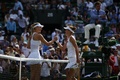 テニス、ウィンブルドン選手権、女子シングルス3回戦。試合後、イリーナ・カメリア・ベグ（右）と握手を交わすマリア・シャラポワ（2015年7月3日撮影）。(c)AFP/JUSTIN TALLIS