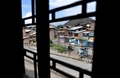 インド・スリナガル（Srinagar）で、外出禁止令が出されたため閑散とした道路（2010年9月13日撮影）。(c)AFP/Sajjad HUSSAIN