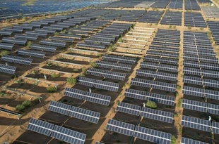 【三里河中国経済観察】中国西部の風力・太陽光がAIの未来を照らす