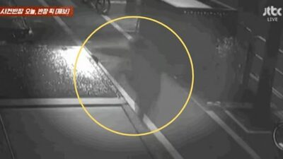 病院前の“高級”テスラ・サイバートラックに足蹴り…韓国・深夜の展示場でも4台破壊