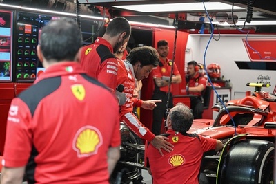 サインツに10グリッド降格処分、マンホールのふた直撃でマシンを修理