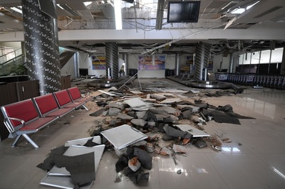 地震の中で決死の管制、殉職した男性に称賛の声 インドネシア