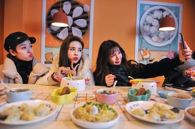 目指すはネットで熱い「網紅店」、ポイントは自撮り客 成都のカフェ