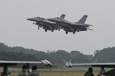 台湾の改良型戦闘機、海に墜落 残骸発見