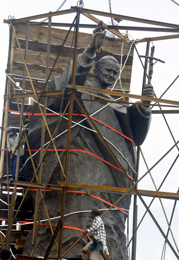 東ティモールに前ローマ法王ヨハネ・パウロ2世の像建立