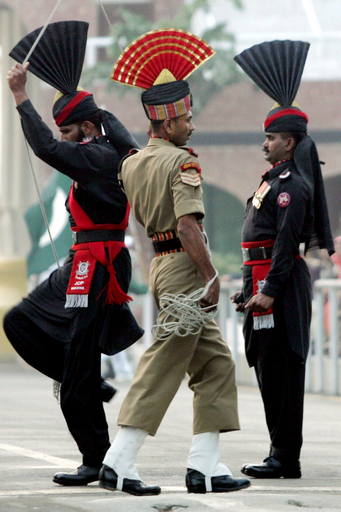 印パ国境検問所で恒例の「国旗降納式」