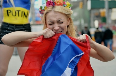 NYタイムズスクエアでトップレスデモ、FEMEN