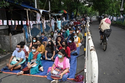 学校閉鎖のインド、学生らが屋外授業で再開訴え