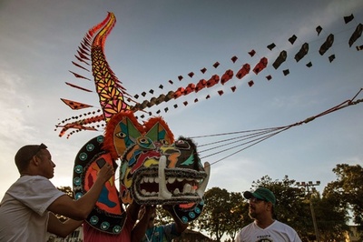 華麗な竜の頭も！ブラジルでたこ揚げ大会