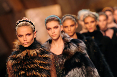フェンディ、ソウルのショーで毛皮製品を披露