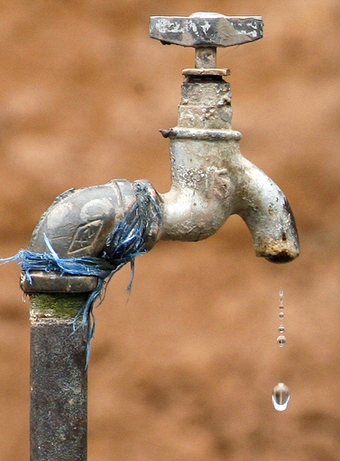 中国で今度は「有毒水道水」、ペットボトル水に市民殺到 報道