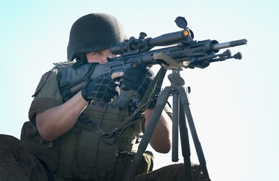 アサルトライフルを持つ警官、米警察の過剰な軍事化