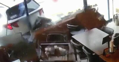 開店前の店内が一瞬で粉々に…韓国でSUVが中華料理店に突入、従業員や作業員が命がけで制圧した緊迫の瞬間