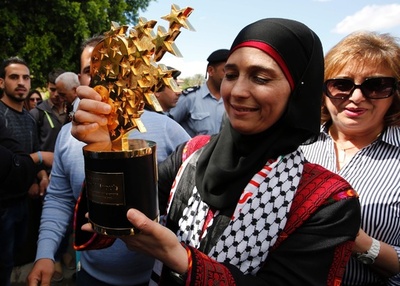 「世界最優秀教師」にパレスチナ人女性、遊びで生徒の暴力改善