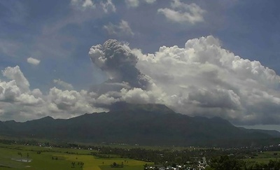 フィリピンのブルサン山が噴火、噴煙2000メートル