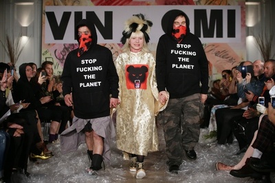 「ブロンディ」デビー・ハリーも出演、実験的エコ・ファッションショー