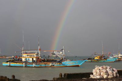町長、職員に「笑顔」命令 違反すれば罰金も 比
