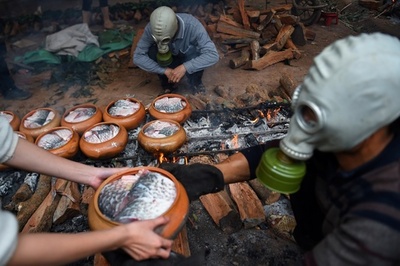 【今日の1枚】有毒ガスは出ないけれど…ガスマスク必須の人気料理