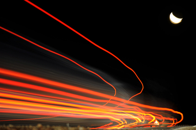 光の道路と下弦の月、トルコ