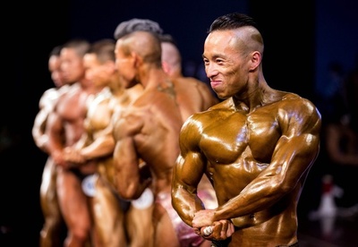 自慢の筋肉美を披露、ボディービル大会 中国