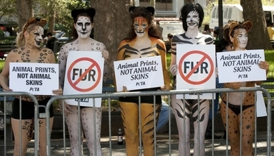 毛皮やめてボディーペイントしましょ！PETA、毛皮産業に抗議