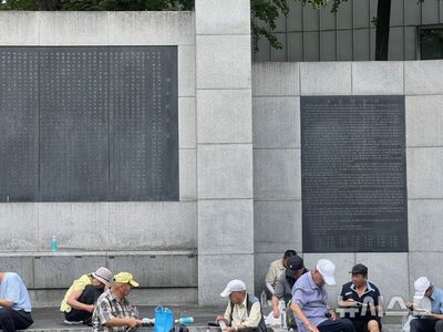 韓国、猛暑でも高齢者が公園へ…冷房より「人に会える場所」