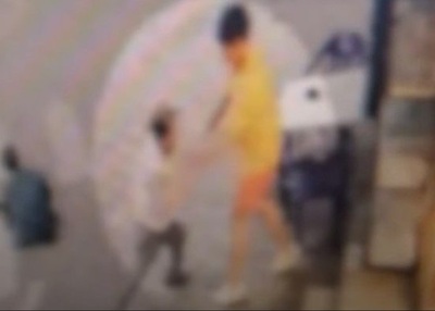 凶器で刺された韓国のコンビニ店主、足蹴りで抵抗したら…警察が「傷害容疑者」扱いの通知