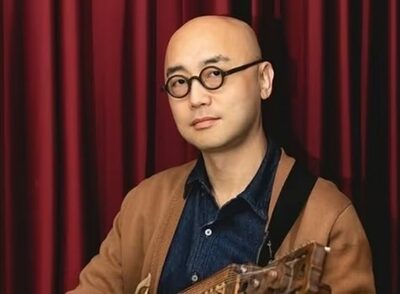 「両陣営から叩かれて極右にも左派にもなった」…韓流歌手、学校前の“花輪バトル”を批判し全方位からバッシングの怪