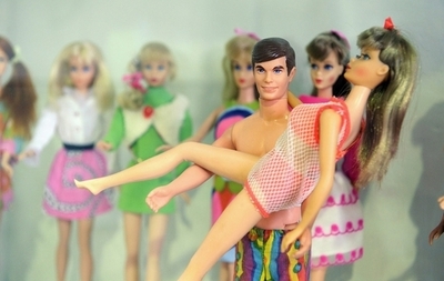 バービーの元カレ「ケン」が50歳に、ツイッターで愛を取り戻す予定