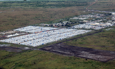南スーダン、国連施設を武装集団が襲撃