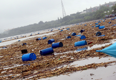 危険ガス入り容器3000個、洪水で主要河川に流出 中国
